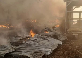 Api Masuk Ke Permukiman Warga, Rumah dan Lapak di TPA Rawa Kucing Terbakar