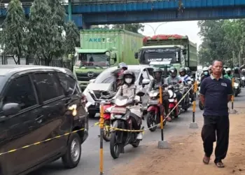 Pengerjaan Drainase Bikin Jalan MH Thamrin Tangerang Macet, Pengendara: Harusnya Dikerjain Malam