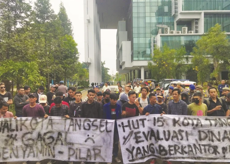 Aliansi Mahasiswa Demo Kantor Wali Kota Tangsel