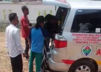 Sejumlah warga diduga keracunan, dibawa ambulans ke Puskesmas terdekat. (ISTIMEWA)