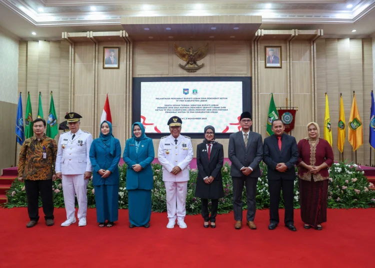 Pj Gubernur Banten Al Muktabar, berfoto bersama dengan mantan Bupati Lebak Iti Octavia Jayabaya, mantan Wakil Bupati Lebak Ade Sumardi, serta Pj Bupati Lebak Iwan Kurniawan. (ISTIMEWA)