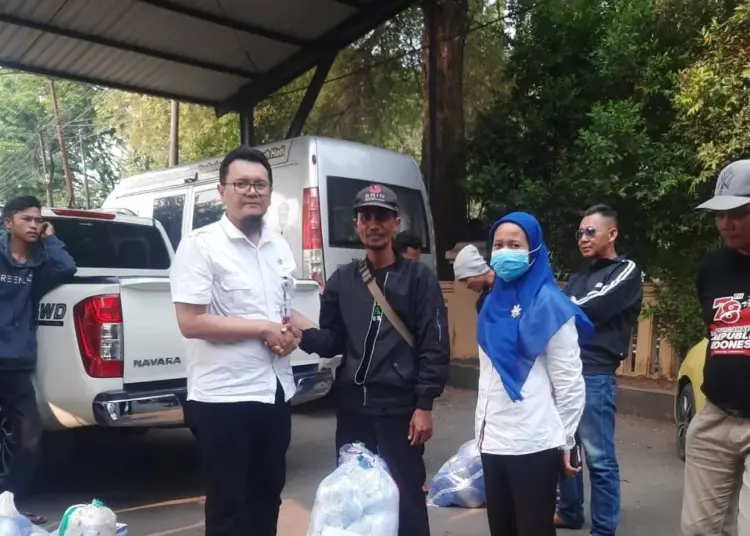 Sejumlah nelayan di Kabupaten Serang diguyur bantuan. (ISTIMEWA)