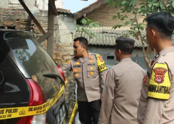 Personel Polres Serang memeriksa TKP. (ISTIMEWA)