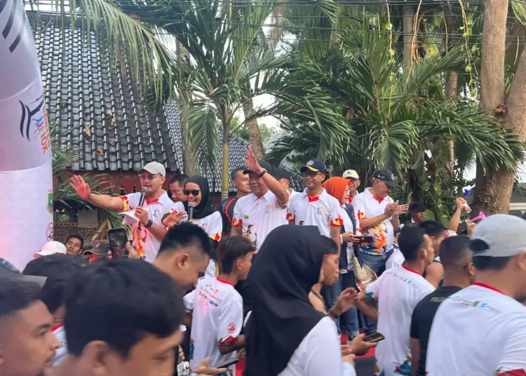 Pj Gubernur Banten Al Muktabar, melepas peserta maraton di Tanjung Lesung, Minggu(5/11/2023). (ISTIMEWA)