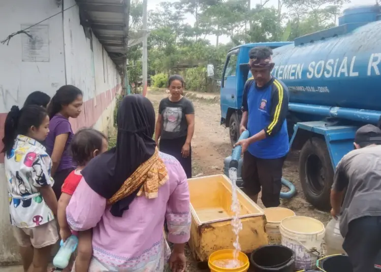 Seorang relawan kemanusiaan, sedang menyalurkan bantuan air bersih kepada warga terdampak kemarau panjang di Pandeglang, beberapa waktu lalu. (ISTIMEWA)