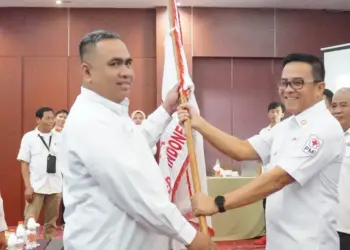 Ketua PMI Pandeglang, Gunawan (kanan), menerima bendera kepengurusan PMI Pandeglang. (ISTIMEWA)