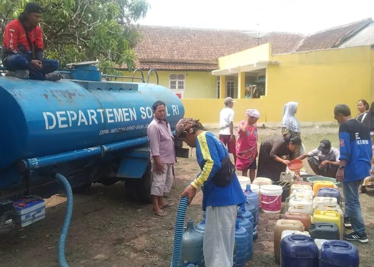 Bantuan air bersih untuk masyarakat terdampak kemarau panjang, masih terus dilakukan. (ISTIMEWA)