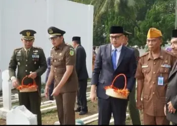 Wabup Pandeglang Tanto Warsono Arban, tabur bunga di Taman Makam Pahlawan Cihaseum, Kabupaten Pandeglang, beberapa waktu lalu. (ISTIMEWA)