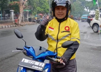 Seorang driver Maxim di Pandeglang. (ISTIMEWA)