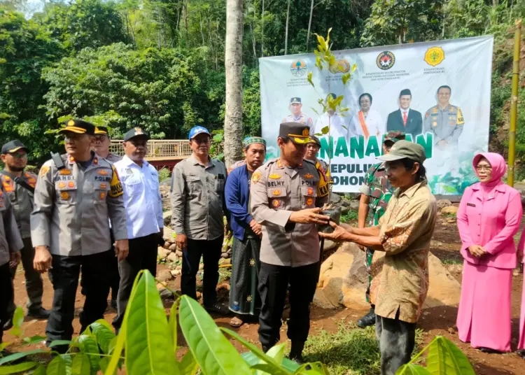 Kapolres Pandeglang AKBP Belny Warlansyah, menyerahkan bibit pohon, Rabu (15/11/2023). (ISTIMEWA)