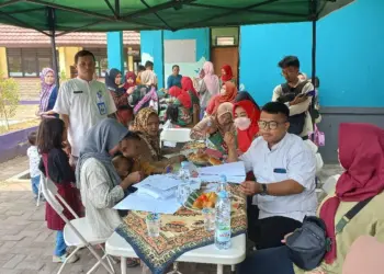 Pelayanan Adminduk di Posyandu Kelurahan Kadu Agung Kecamatan Tigaraksa. (ISTIMEWA)