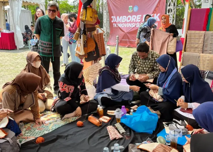 Pagelaran UMKM Wastra Banten, Pj Gubernur Banten Al Muktabar gelorakan bangga buatan Indonesia . (ISTIMEWA)