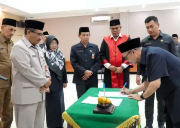 Sekda Kabupaten Pandeglang, Ali Fahmi Sumanta, menyaksikan penandatanganan berita acara pelantikan, Senin (20/11/2023). (FAHRIE/SATELITNEWS.COM)