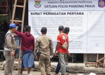 Satpol PP Pasang Baliho Pengosongan Pasar Kutabumi