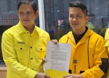 Fitron Nur Ikhsan (kanan), terima SK DPP Partai Golkar soal pengusungan Calon Bupati Pandeglang periode 2024 - 2029. (ISTIMEWA)