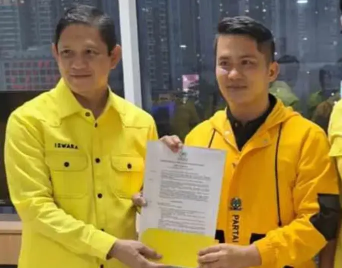 Fitron Nur Ikhsan (kanan), terima SK DPP Partai Golkar soal pengusungan Calon Bupati Pandeglang periode 2024 - 2029. (ISTIMEWA)