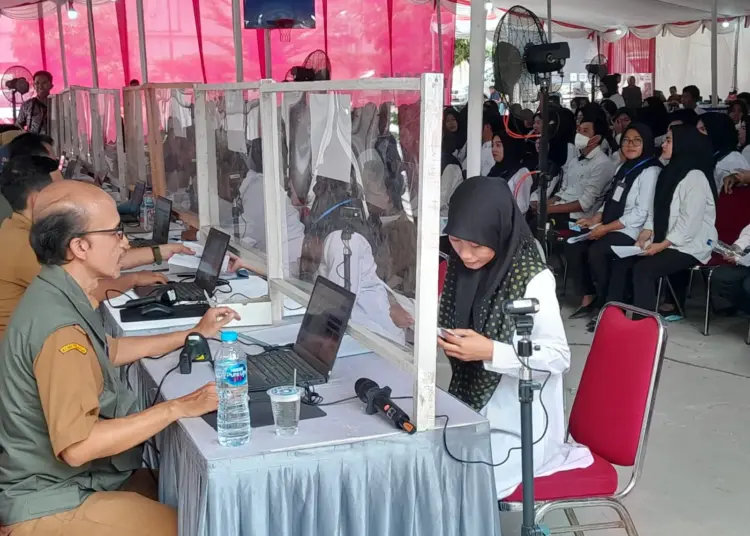 Sejumlah peserta seleksi P3K melakukan persiapan. (ISTIMEWA)