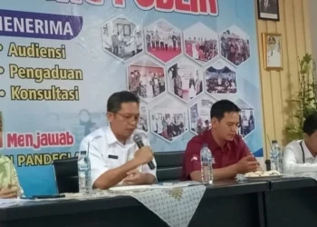 Kepala Dinsos Pandeglang, Sutoto (kemeja putih), menyampaikan arahan terkait Bansos. (ISTIMEWA)