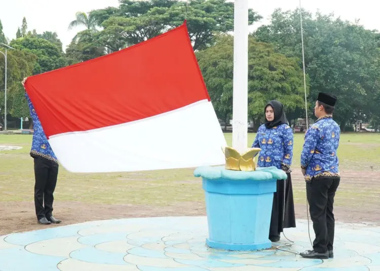 Pengibaran bendera Merah - Putih, di acara HUT Korpri di Alun-alun Pandeglang, Rabu (29/11/2023). (FAHRIE/SATELITNEWS.COM)