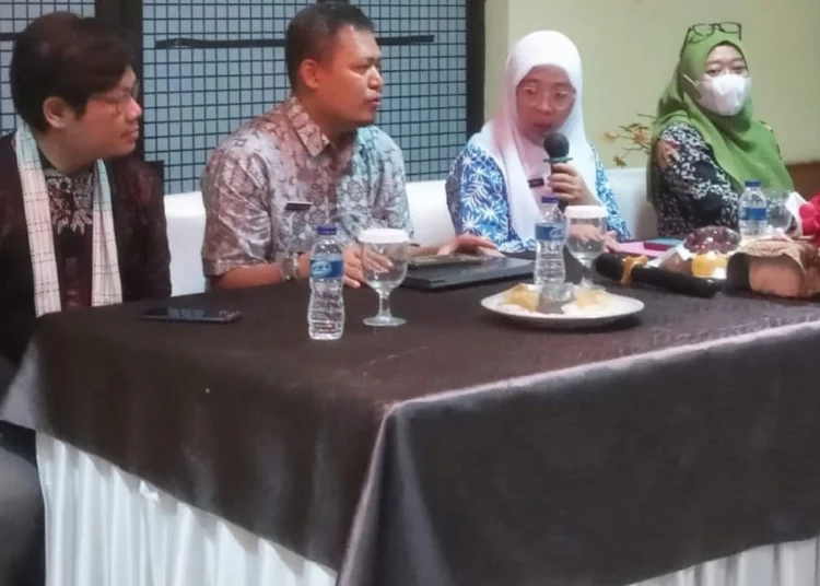 Kepala Dinkes Kabupaten Pandeglang, Eniyati, menyampaikan arahan, Kamis (30/11/2023). (ISTIMEWA)