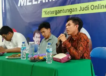 Seorang Narasumber, Ade Taufik, sedang menyampaikan pemaparannya, dalam Diskusi Publik, di STISIP Banten Raya, Jumat (17/11/2023). (ISTIMEWA)