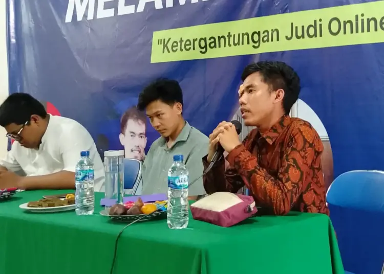 Seorang Narasumber, Ade Taufik, sedang menyampaikan pemaparannya, dalam Diskusi Publik, di STISIP Banten Raya, Jumat (17/11/2023). (ISTIMEWA)