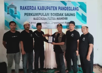 Penyerahan cenderamata kepada Direktur YAT, diacara Rakerda I Perkumpulan Boedak Saung Kabupaten Pandeglang, Sabtu (18/11/2023). (ISTIMEWA)