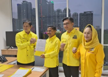 REKOMENDASI: Ketua DPD II Partai Golkar Kota Tangerang secara resmi menerima rekomendasi untuk dicalonkan sebagai kandidat Wali kota Tangerang pada Pilkada 2024 mendatang. FOTO: ISTIMEWA