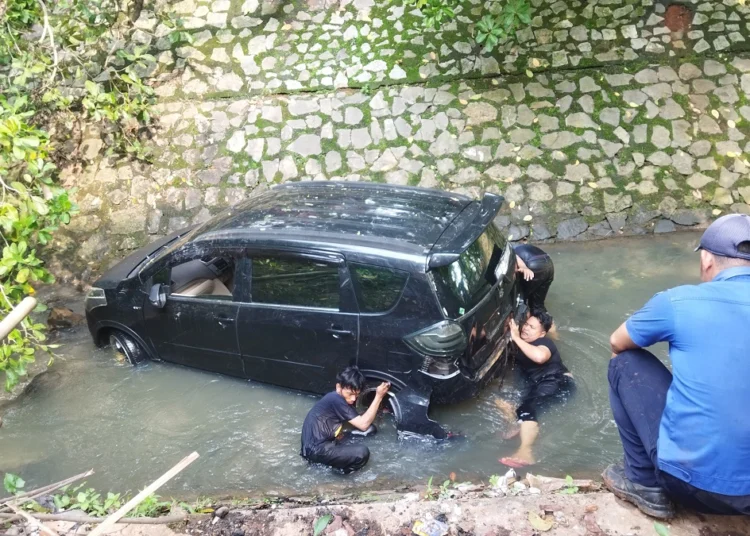 Tak Kuat Menanjak, Minibus Terjun Bebas ke Kali di Serpong