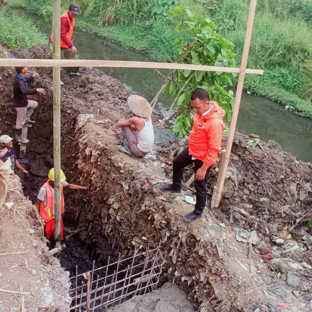 Antisipasi Banjir, Kali Sabi Kelurahan Periuk, Kota Tangerang, diturap. (ISTIMEWA)