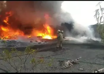 Padamkan Api Kebakaran Lapak Limbah, Pria Paruh Baya di Rajeg Terbakar