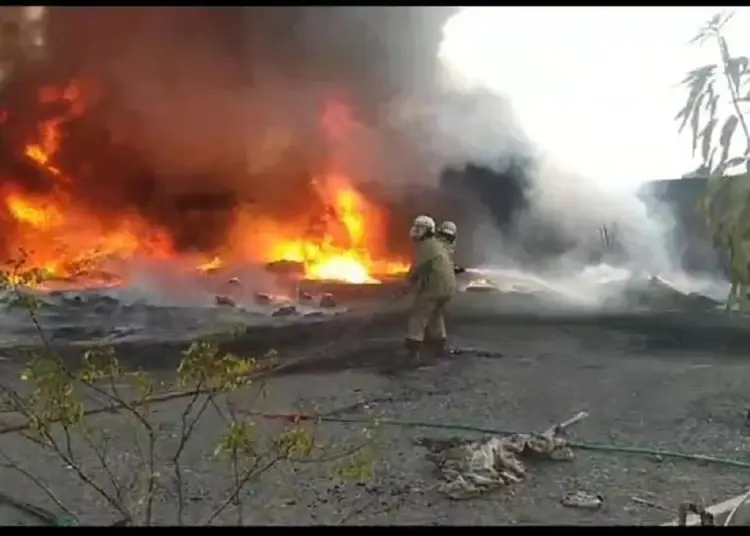 Padamkan Api Kebakaran Lapak Limbah, Pria Paruh Baya di Rajeg Terbakar