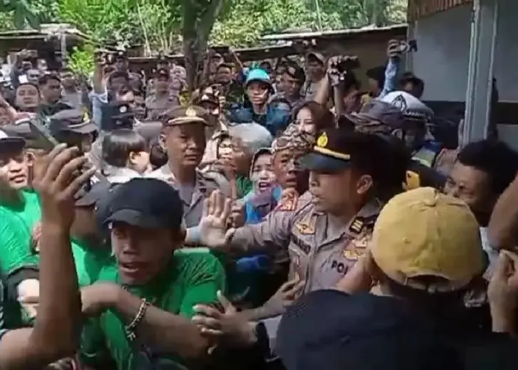 Eksekusi Pengosongan Lahan Di Kampung Gunung, Ciputat Berlangsung Ricuh