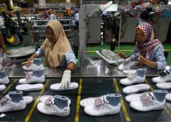 ILUSTRASI: Suasana pekerja di dalam sebuah industri sepatu yang berada di Kabupaten Tangerang. (DOK/SATELIT NEWS)