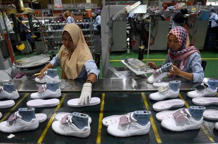 ILUSTRASI: Suasana pekerja di dalam sebuah industri sepatu yang berada di Kabupaten Tangerang. (DOK/SATELIT NEWS)