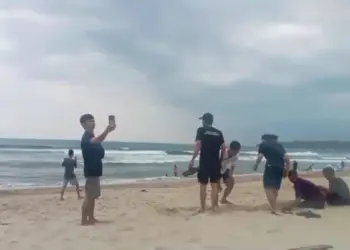 Pengunjung Pantai di Lebak Diminta Waspadai Ketinggian Ombak