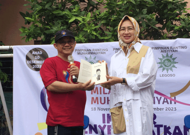 Airin Dihadiahi Buku dari Sekum Muhammadiyah