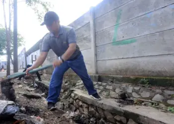 Ajak Warga Kerja Bakti, Wali kota Tangerang Pagi-pagi Bersihin Got