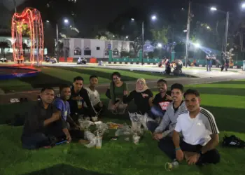 Para pengunjung taman tematik di Kota Tangerang, sedang santai di momen Car Free Night. (ISTIMEWA)