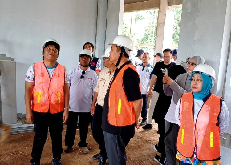 Pj Gubernur Banten, Pj Sekda Banten dan jajarannya meninjau pembangunan di wilayah Banten, beberapa waktu lalu. (ISTIMEWA)