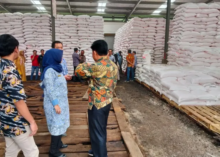 Pupuk bersubsidi untuk para petani di Kabupaten Serang, terlihat menumpuk di gudang. (ISTIMEWA)