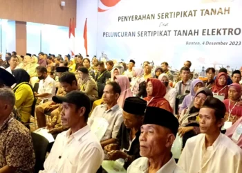 Penyerahan sertipikat tanah dan peluncuran sertipikat tanah elektronik, secara virtual oleh Presiden RI Jokowi, di wilayah Provinsi Banten, Senin (4/12/2023). (LUTHFI/SATELITNEWS.COM)