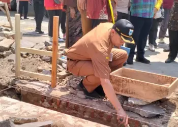 Kepala DPKPP Kabupaten Pandeglang, Roni, melakukan peletakan batu pertama pembangunan Rumah Tidak Layak Huni (RTLH), Senin (4/12/2023). (FAHRIE/SATELITNEWS.COM)