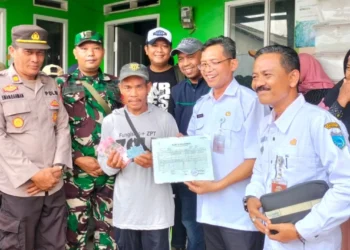 Kepala Dinsos Kabupaten Pandeglang, Sutoto (tengah), menyerahkan Bansos secara simbolis.(ISTIMEWA)