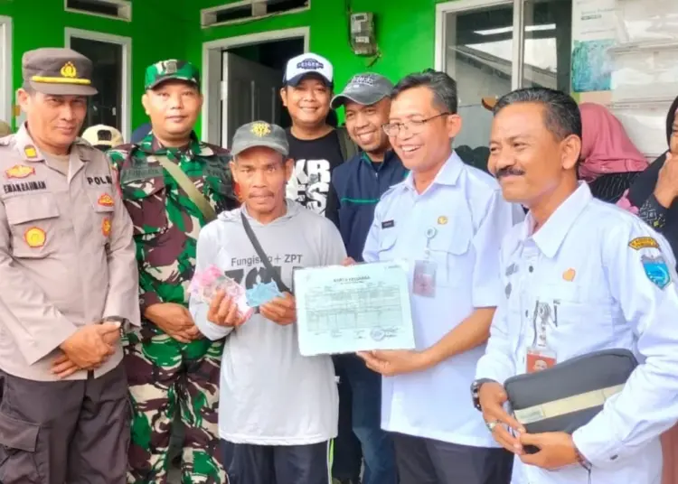 Kepala Dinsos Kabupaten Pandeglang, Sutoto (tengah), menyerahkan Bansos secara simbolis.(ISTIMEWA)