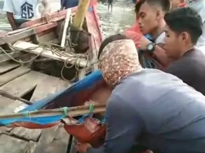 Sejumlah nelayan dan masyarakat, mengevakuasi korban tersambar petir yang sempat hilang di perairan Pantai Galau, Kecamatan Labuan, Kabupaten Pandeglang, Kamis (7/12/2023). (ISTIMEWA)