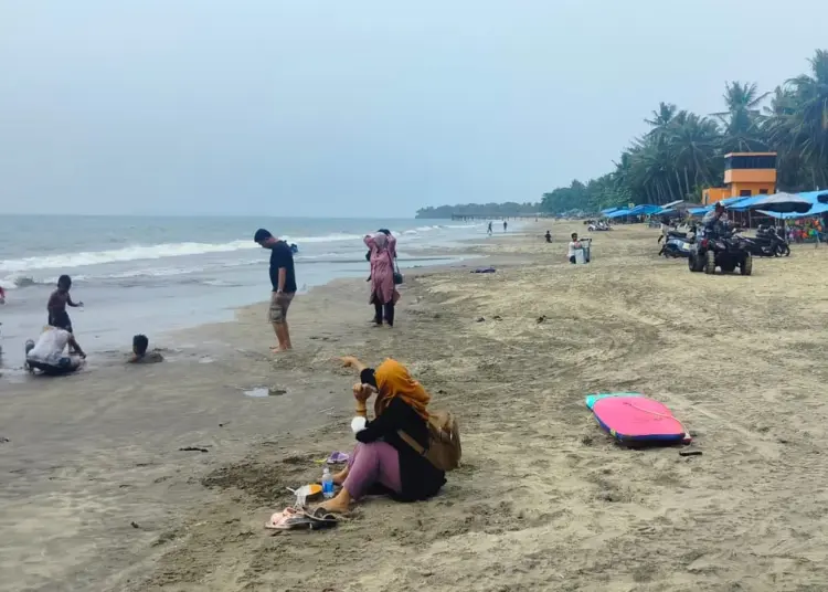 Sejumlah wisatawan sedang berlibur di pantai terbuka, di kawasan Wisata Pantai Anyer, Kabupaten Serang, beberapa waktu lalu. (DOKUMEN/SATELITNEWS.COM)