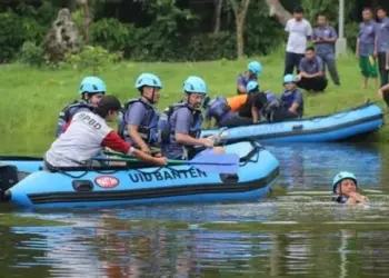 Personel BPBDPK Kabupaten Pandeglang, menyelamatkan korban tenggelam dalam acara simulasi mitigasi bencana. (FAHRIE/SATELITNEWS.COM)