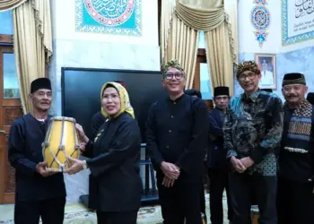 Bupati Serang Ratu Tatu Chasanah, menyerahkan bantuan alat musik secara simbolis, kepada seorang perwakilan Perguruan Silat. (SIDIK/SATELITNEWS.COM)