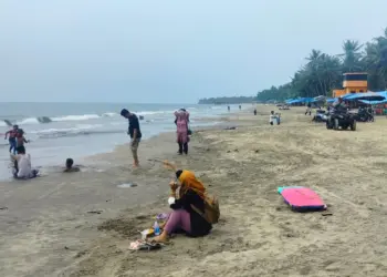 Sejumlah wisatawan, sedang bermain di wisata Pantai Anyer. (ISTIMEWA)